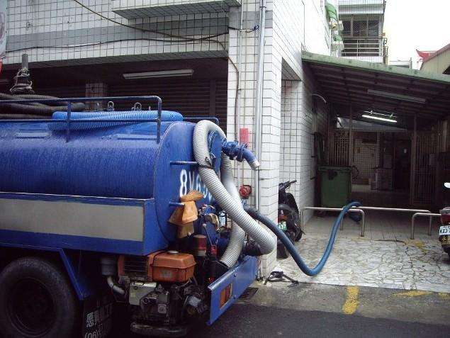 東關(guān)南街街道辦化糞池清理下水管道疏通現(xiàn)場
